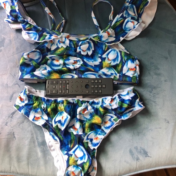 Never worn bikini - Picture 1 of 8